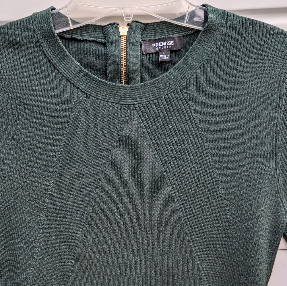 Premise Studio olive green cropped sleeves back zipper ribbed fabric